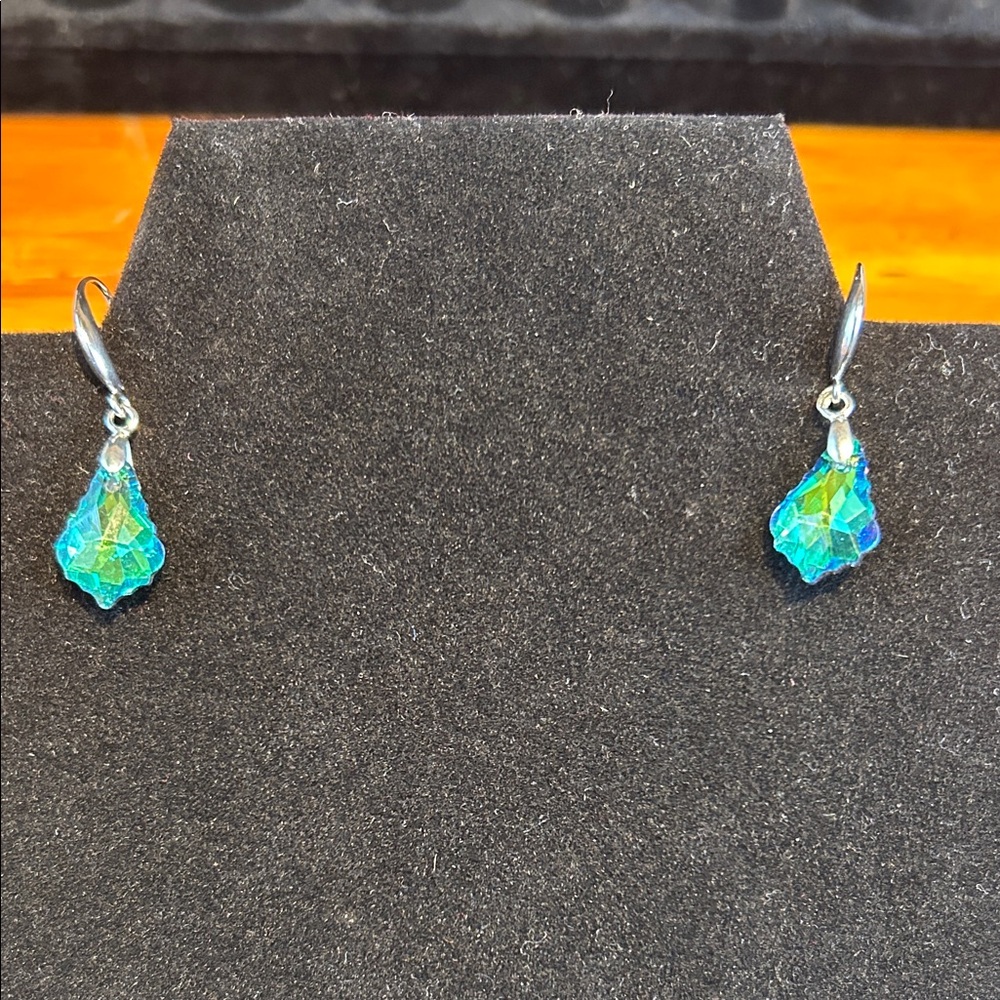 Dangle earrings with organic, raw-cut crystals Huggies